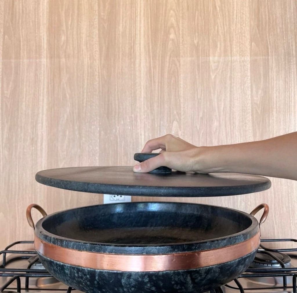 Panela de Paella com Tampa em Pedra Sabão